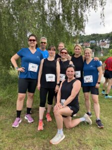 Gruppe von Läuferinnen und Läufern der Rückenwind Fitnessschule bei den Laufkursen in der Nähe von Ingelheim