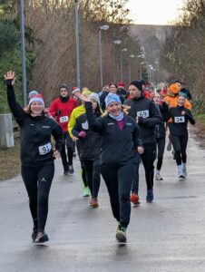 Teilnehmerinnen und Teilnehmer bei den Laufkursen in der Nähe von Ingelheim voller Energie und Freude