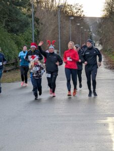 Gruppe von Läuferinnen und Läufern bei den Laufkursen in der Nähe von Ingelheim mit weihnachtlicher Stimmung